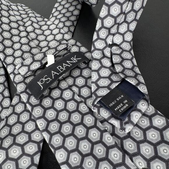 Jos. A. Bank Collection NEW Gray Hex Pattern 100% Silk Neck Tie - Picture 3 of 4